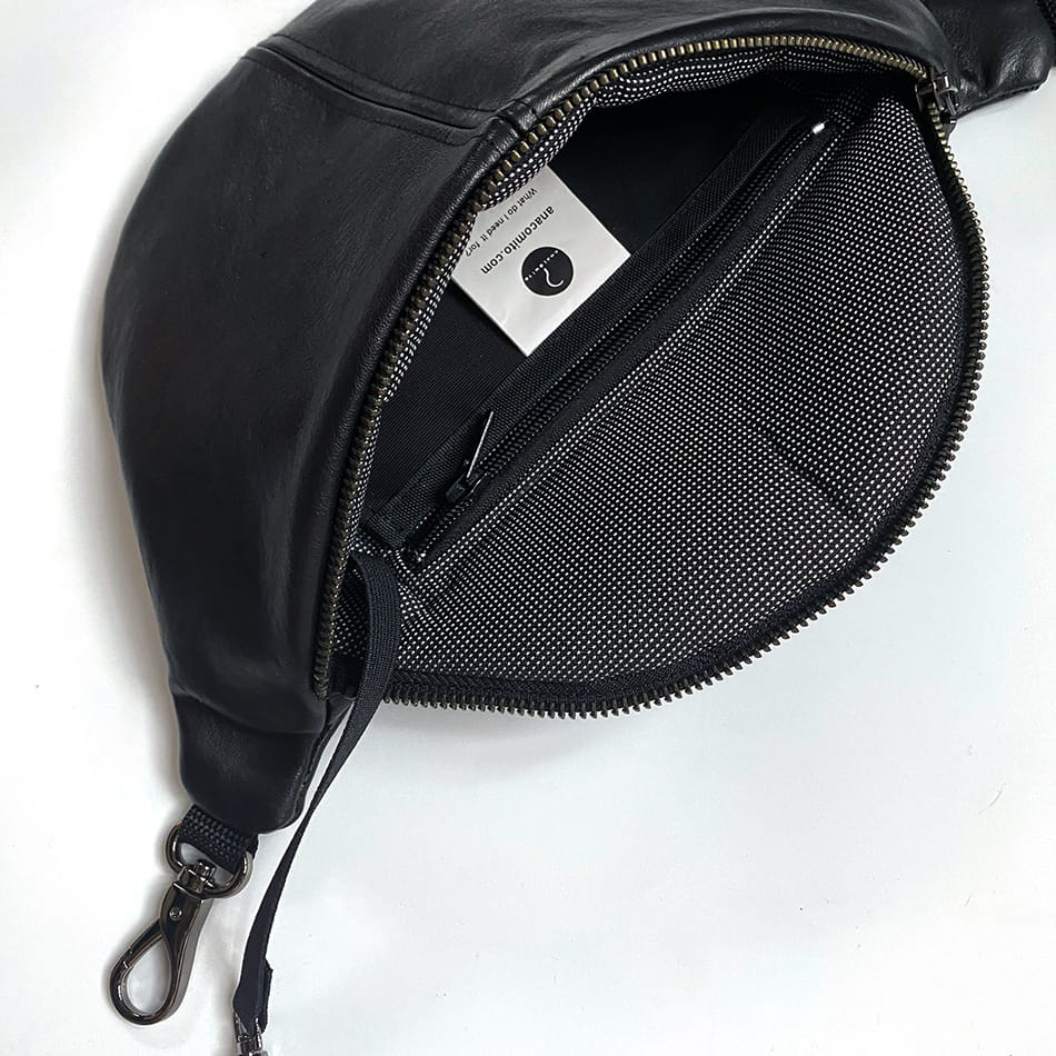 rec leather midi black wnętrze.jpg