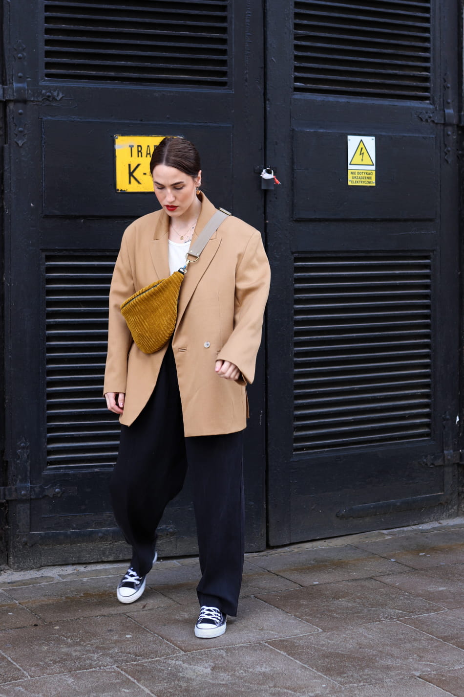 Anacomito NERKA - Corduroy Cumin - midi z paskiem bezowym.jpg