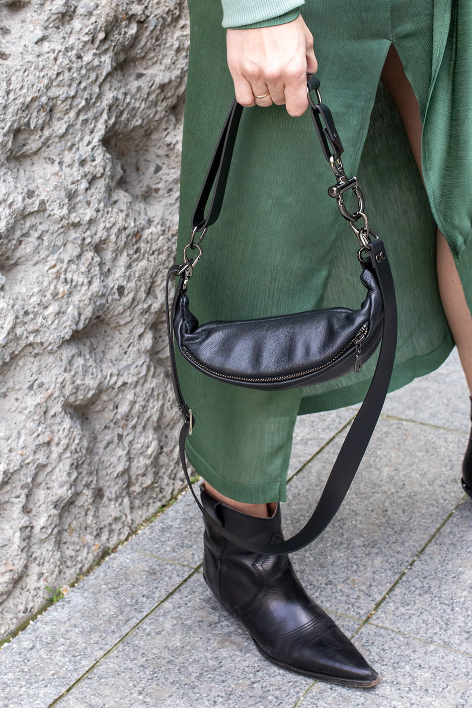 krótki pasek skórzany z karabinkiem nerka 3.jpg