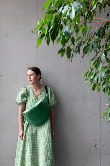 Jasnozielona nerka aksamitna, Ouiet Green. Trwały materiał. Okucia w jasnym srebrze. Prezentowana przez modelkę, w pojemnym rozmiarze cubage, z paskiem z czarnej taśmy 40mm. Noszona na skos, przez ramię.