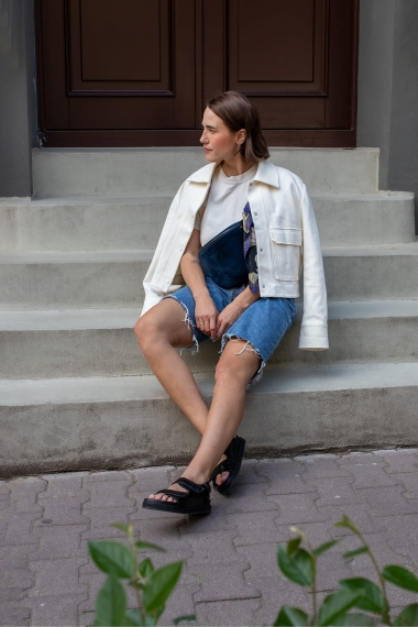 Nerka Black Iris z ciemnogranatowego aksamitu. Metalowy suwak i okucia pasków - stare złoto.  Prezentowana w rozmiarze midi, z paskiem z czarnej taśmy 25mm. Noszona na skos, przez ramię. Ozdobiona kolorową apaszką.