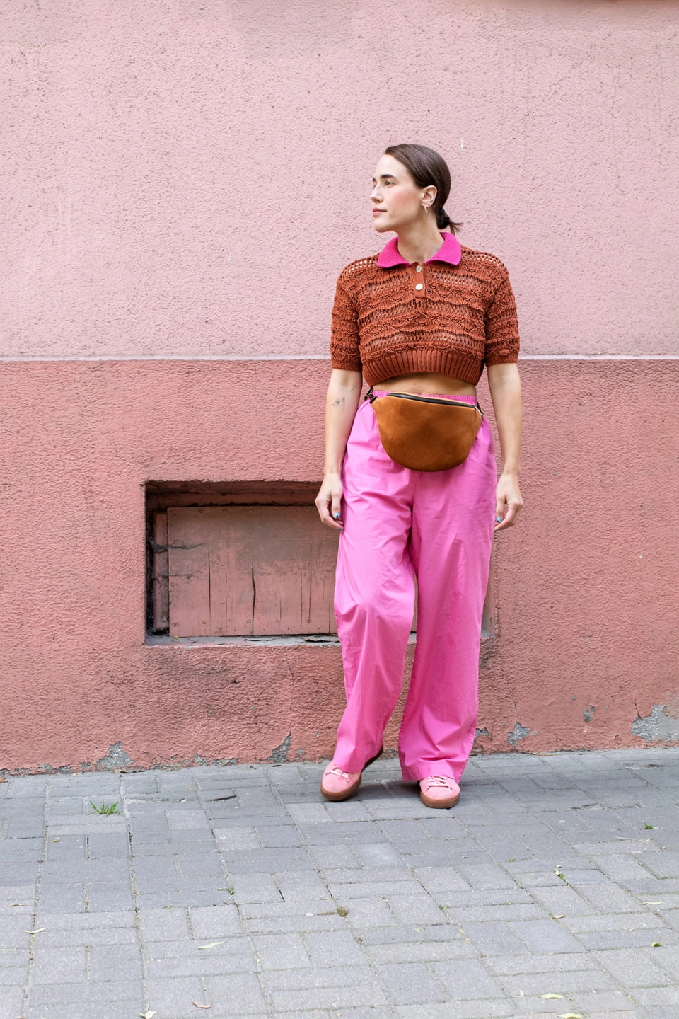 Nerka aksamitna - Desert Sun. Tkanina w odcieniu cynamonowej rudości, metalowy zamek i elementy paska w kolorze starego złota. Prezentowana w rozmiarze maxi. Noszona na biodrach modelki na pasku z czarnej taśmy 40mm