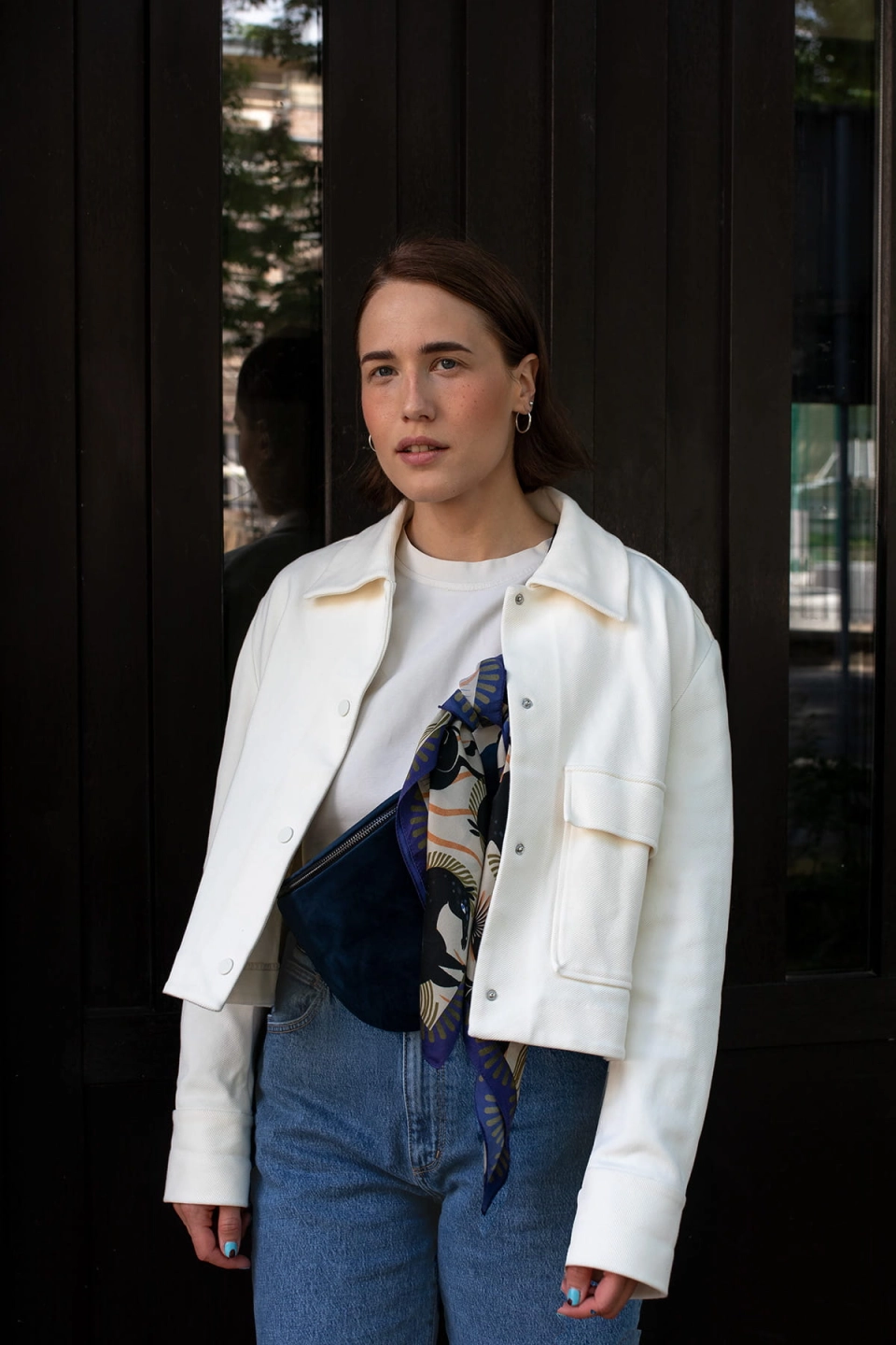 Nerka Black Iris z ciemnogranatowego aksamitu. Metalowy suwak i okucia pasków - stare złoto.  Prezentowana w rozmiarze midi, z paskiem z czarnej taśmy 25mm. Noszona na skos, przez ramię. Ozdobiona kolorową apaszką.