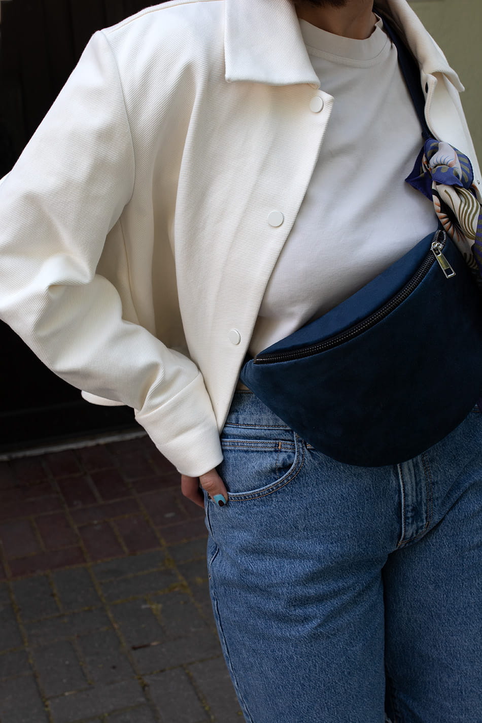 Nerka Black Iris z ciemnogranatowego aksamitu.