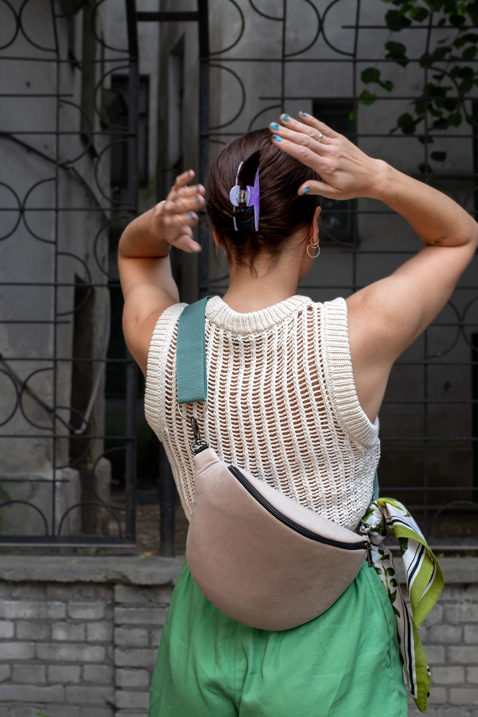 nerka jasny beż tył.jpgJasnobeżowa nerka Oxford Tan. Trwały aksamit. Okucia w starym srebrze. Prezentowana przez modelkę w rozmiarze midi, z paskiem z taśmy 40mm w kolorze szara mięta. Noszona na skos, przez plecy.