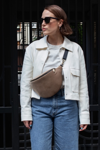 Nerka aksamitna - Elm Wood. Ciemnobeżowy aksamit zestawiono  z metalowymi okuciami w kolorze starego złota. Klasyczną elegancję podkreśla czarny pasek z taśmy 25 mm. Modelka nosi rozmiar midi