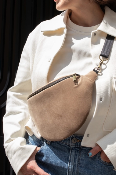 Nerka aksamitna - Elm Wood. Ciemnobeżowy aksamit zestawiono  z metalowymi okuciami w kolorze starego złota. Klasyczną elegancję podkreśla czarny pasek z taśmy 25 mm. Modelka nosi rozmiar midi.