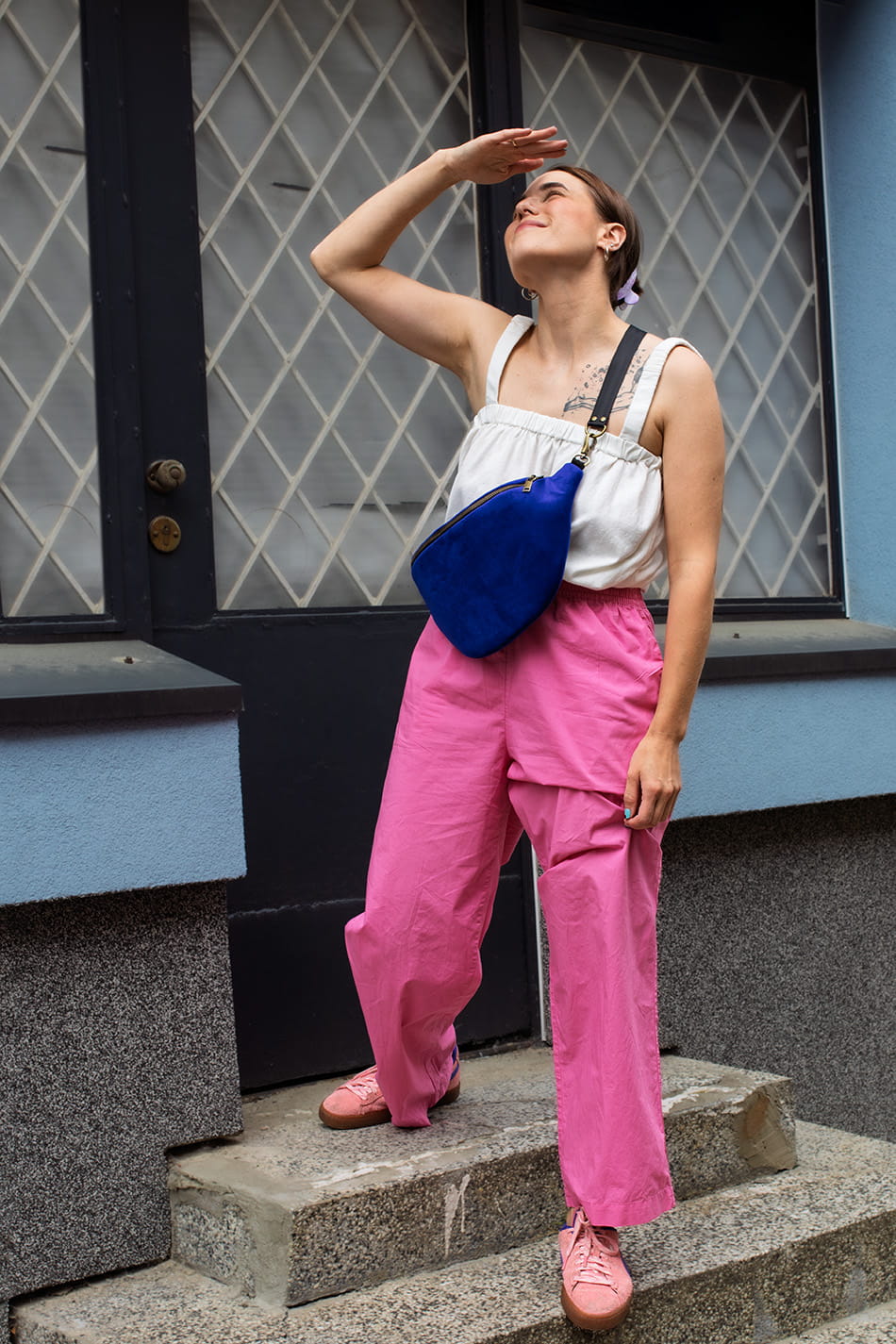 Chabrowa nerka aksamitna Dazzling Blue. Trwały materiał. Okucia w starym złocie. Modelka prezentuje rozmiar maxi, wraz z paskiem z czarnej taśmy 25mm.