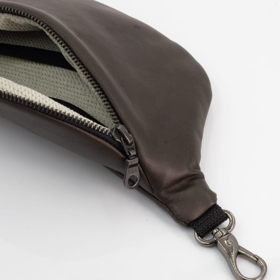 rec nerka skórzana mini skaza detal.jpg