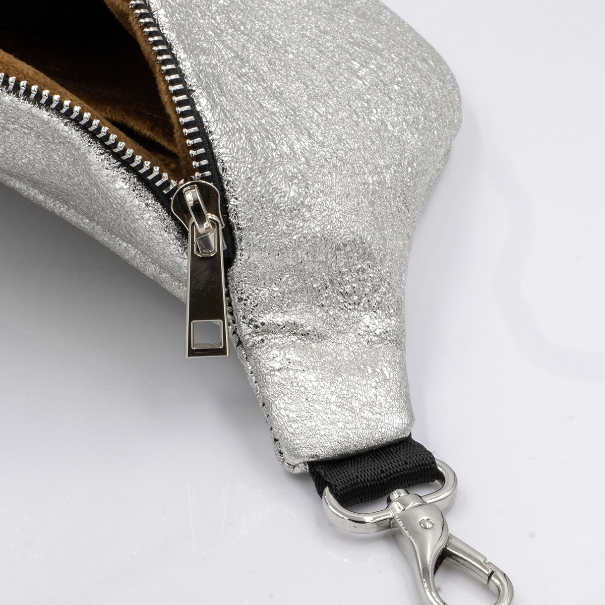 Anacomito nerka skórzana Brittle Silver 1.webp