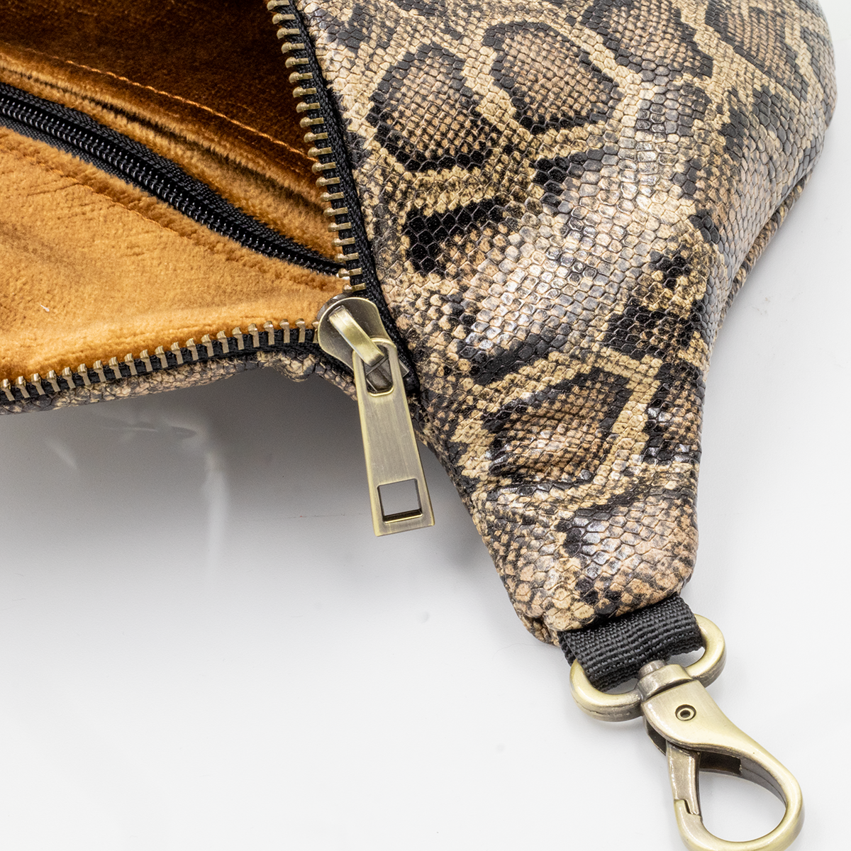 Anacomito nerka skórzana  Sepia Snake.png