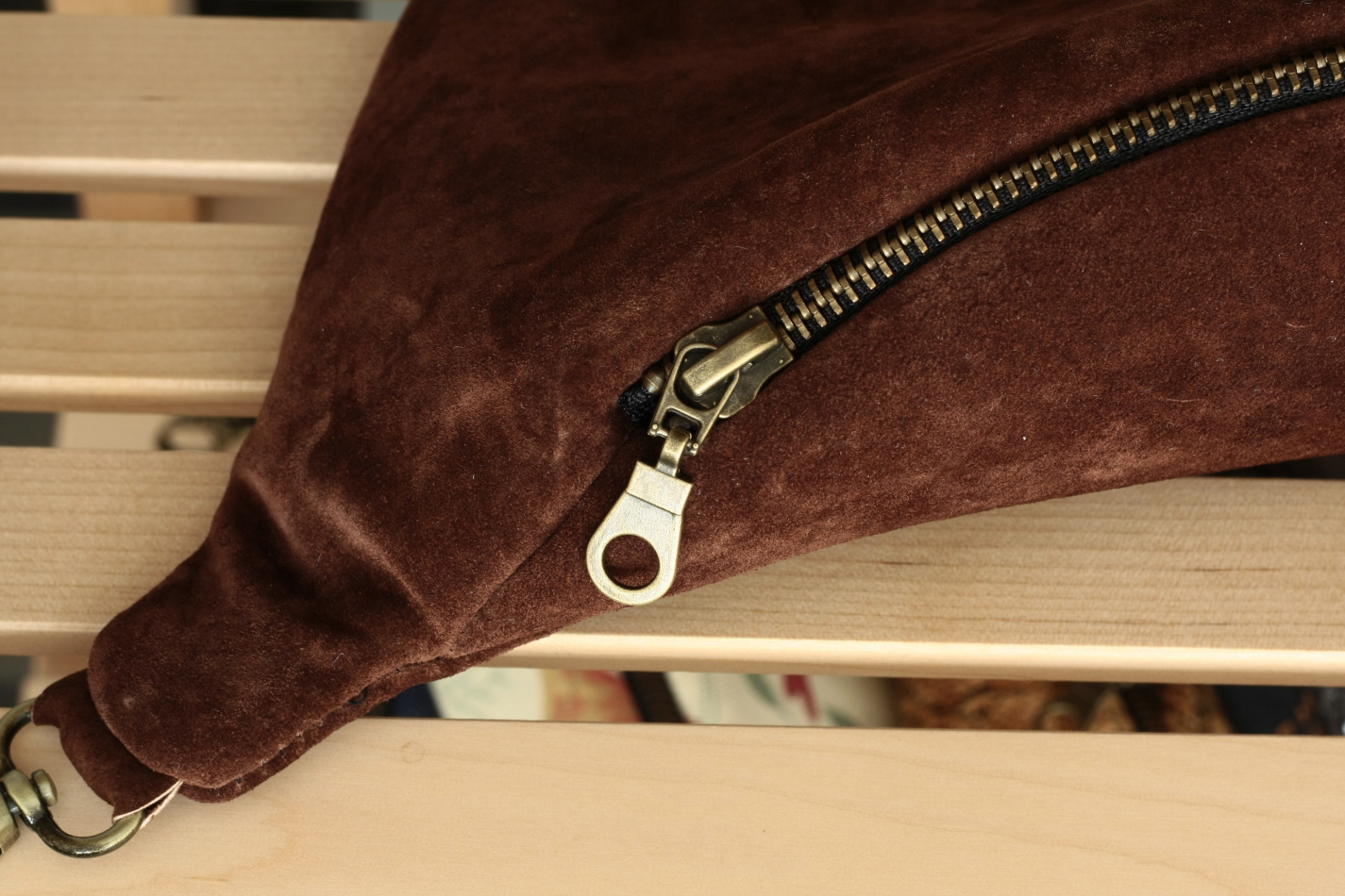 suede-dark-brown-standard-szew-detal1