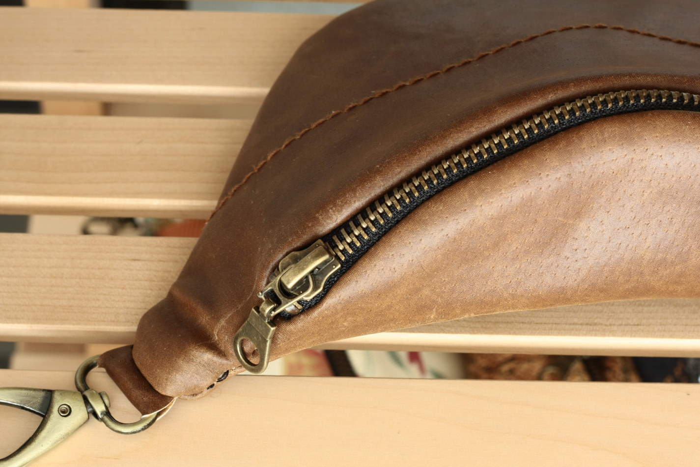 leather-brown-medium-mini detal