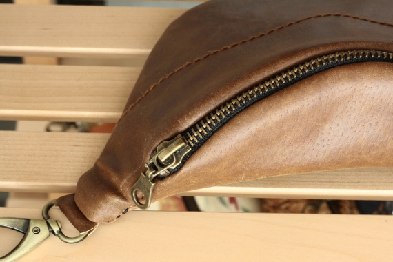 leather-brown-medium-mini detal