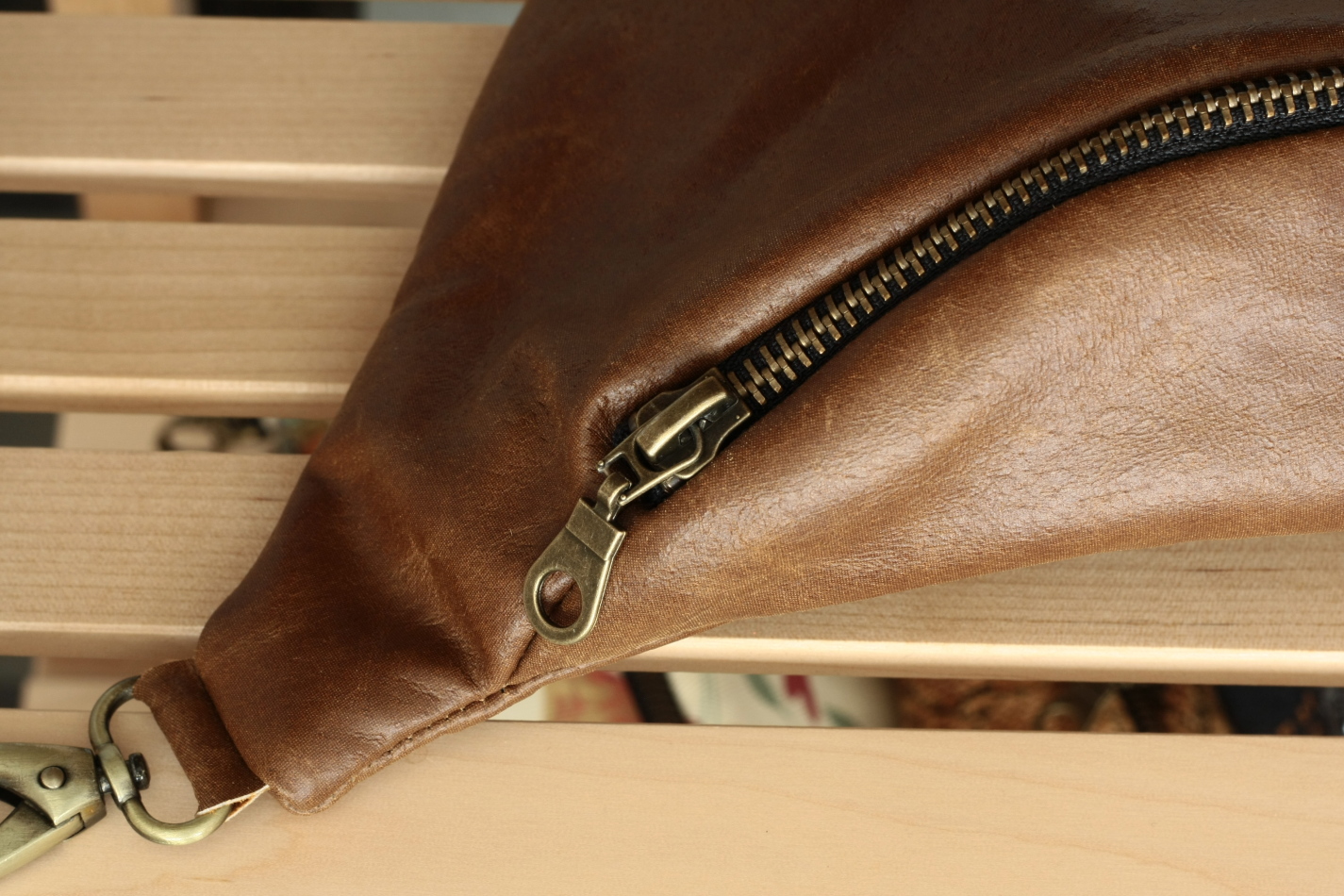 leather-brown-medium-standard detal
