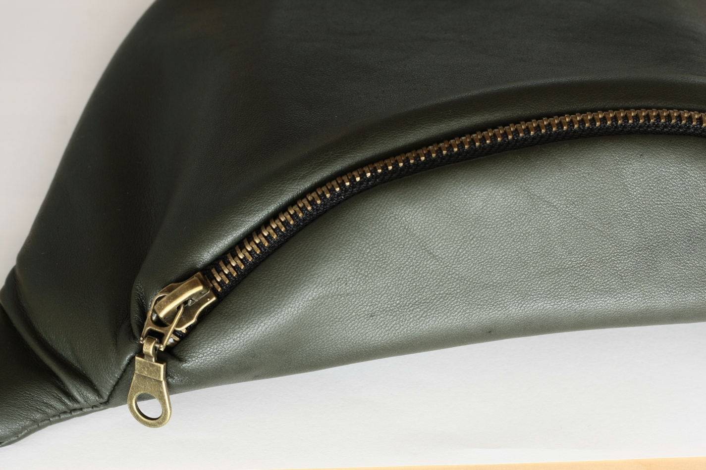 leather-green-dark-standard-detal