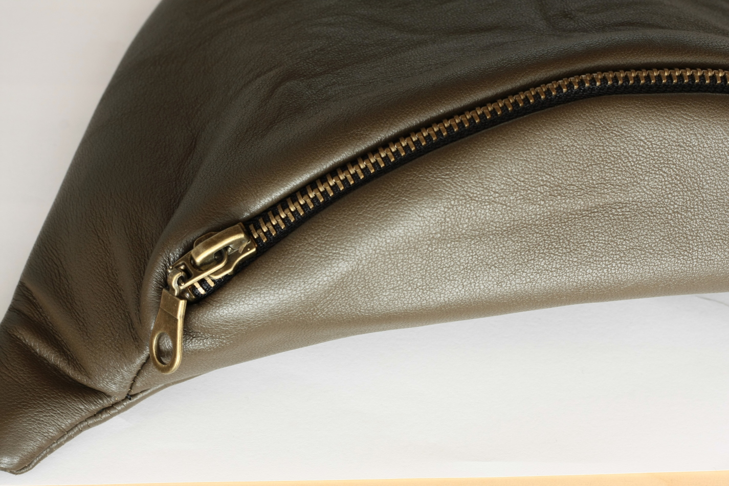leather-khaki-standard-detal
