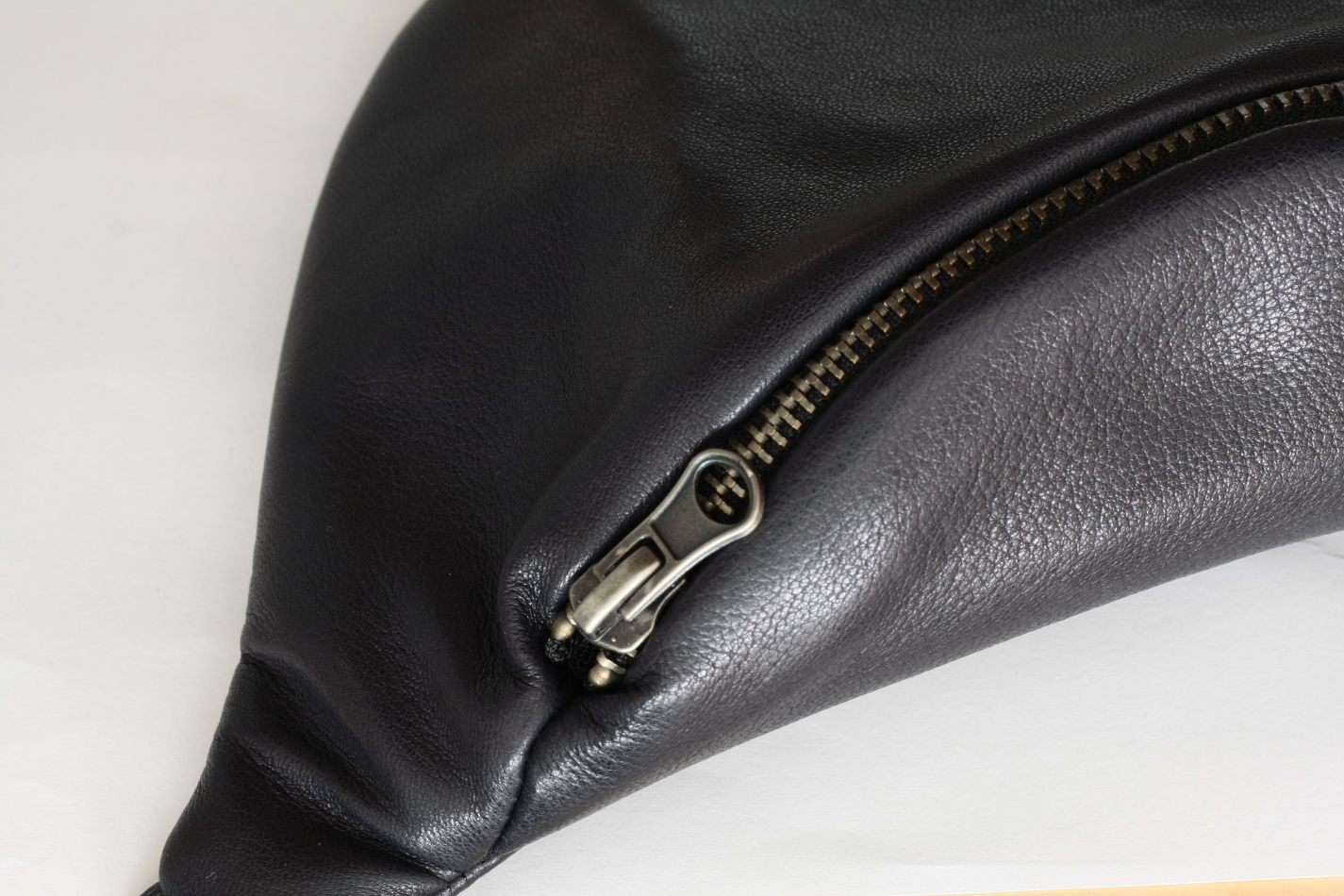 leather-navy-standard-detal