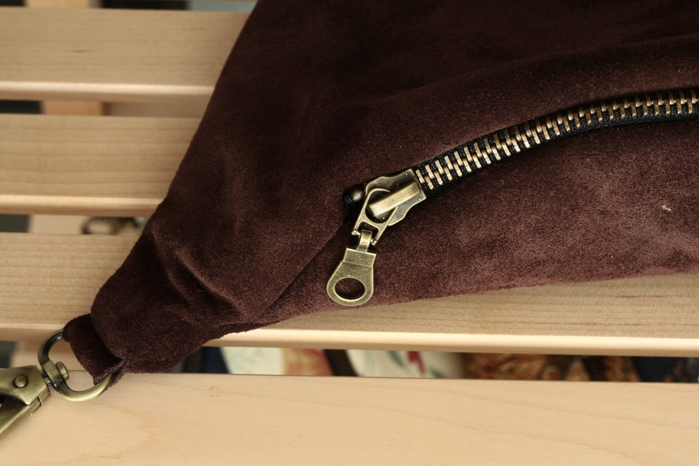 suede-brown-choco-midi-detal
