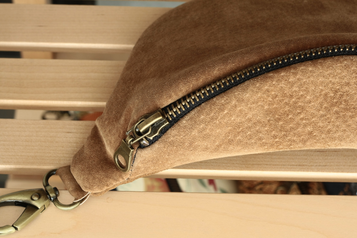 suede-camel-mini detal
