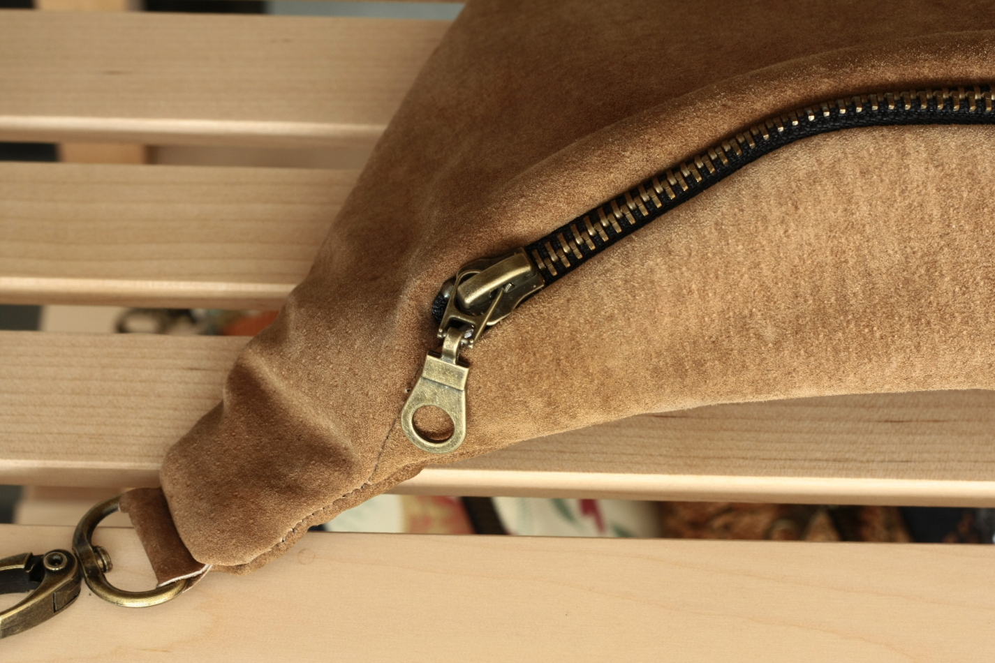 suede-camel-standard-detal