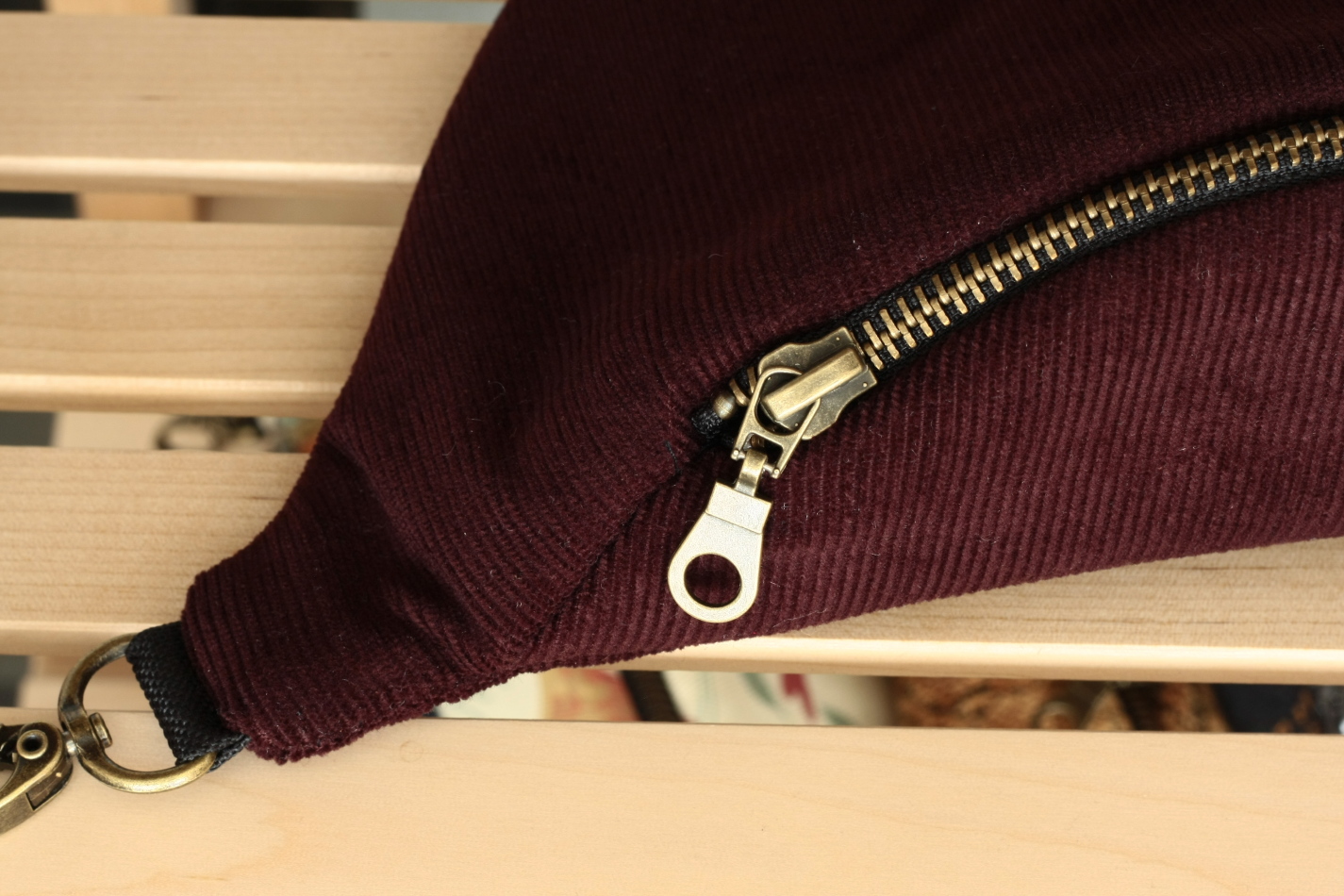 Bordo Corduroy, nerka Anacomito, rozmiar midi, wykonana ze sztruksu w kolorze bordowym