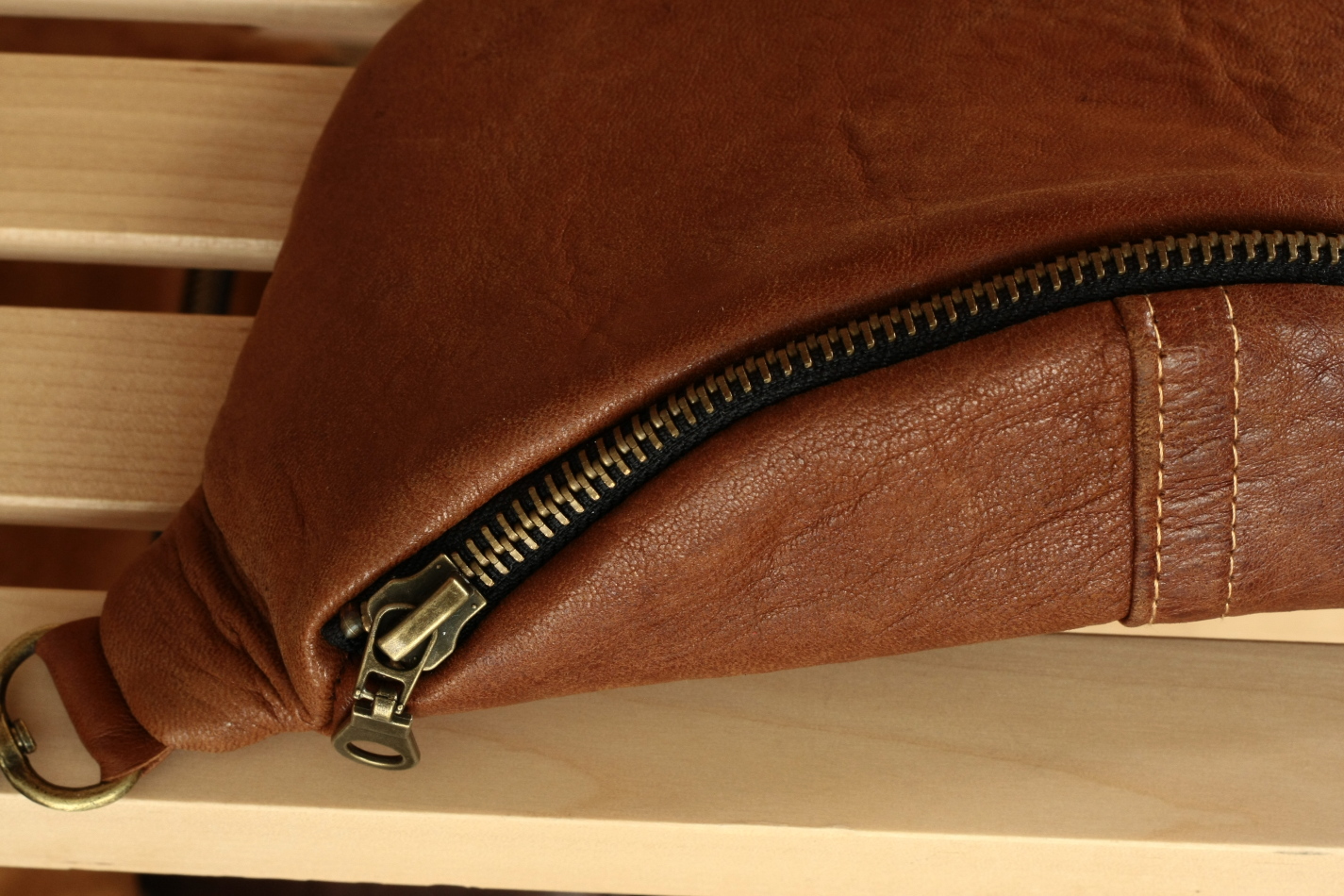 leather-karmel-stitch-mini-detal