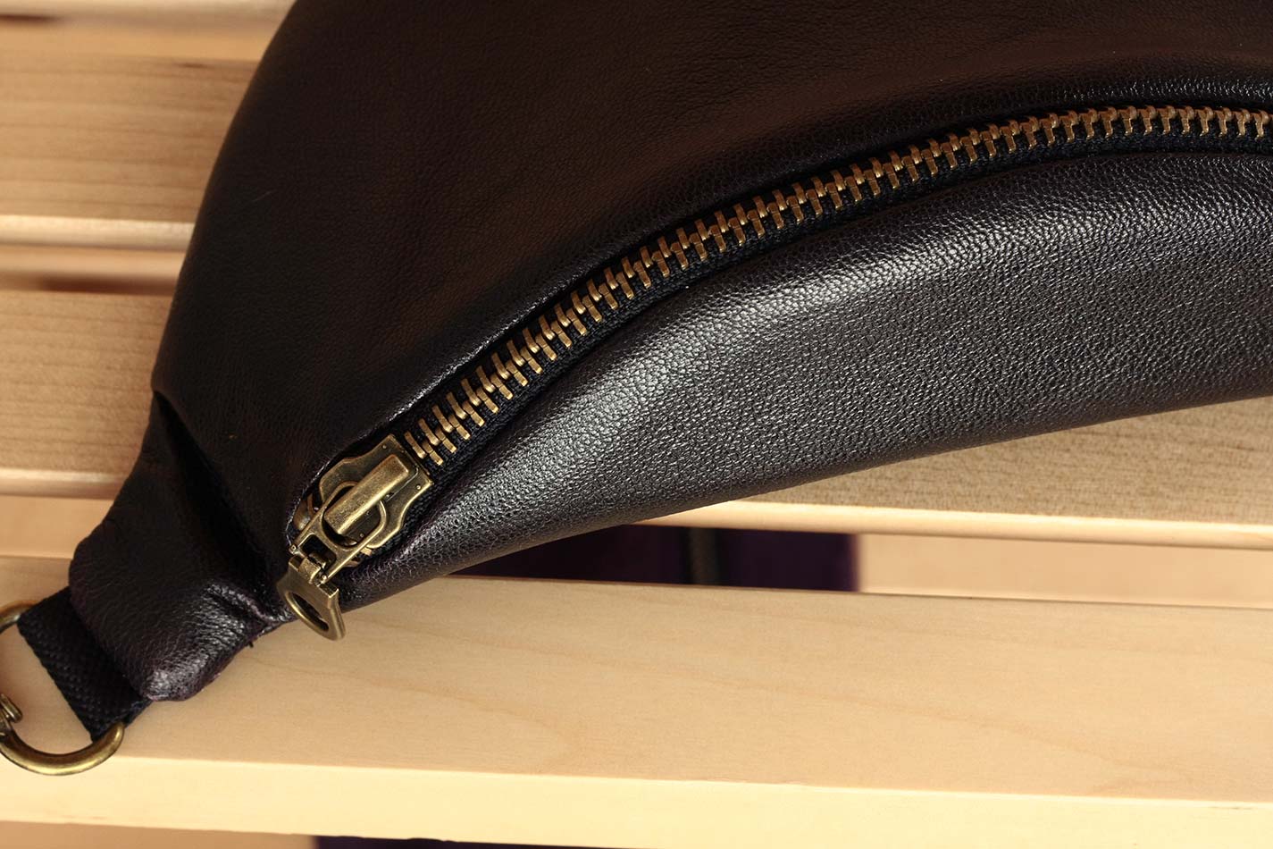 leather-baklazan-mini-detal
