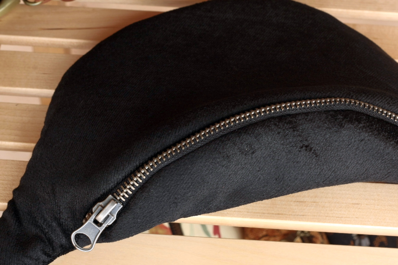 6154-black-satin-velvet-standard-detal